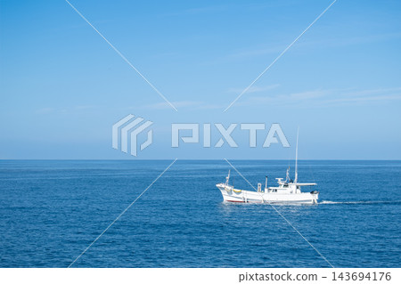 一艘小型漁船從沖繩縣宜野灣漁港出發。 一艘小型漁船從沖繩縣宜野灣漁港出發。 143694176