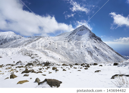 白雪皚皚的九重山 白雪皚皚的九重山 143694482