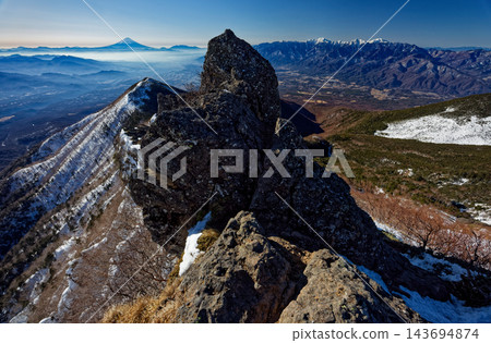 冬季從八嶽山脈權現山頂眺望富士山和南阿爾卑斯山脈。 143694874