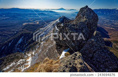 冬季從八嶽山脈權現山頂眺望富士山和奧秩父山脈。 143694876