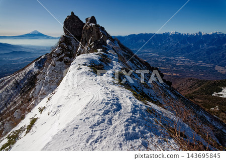 冬季景觀:八嶽山脈權現山的岩石山峰、富士山和南阿爾卑斯山。 冬季景觀:八嶽山脈權現山的岩石山峰、富士山和南阿爾卑斯山。 143695845