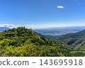 從群馬縣小持山的瞭望石上可以欣賞到關東平原和藍天的壯麗景色。 143695918