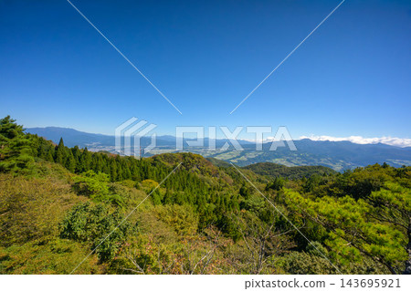 從群馬縣小持山的瞭望石上可以欣賞到關東平原和藍天的壯麗景色。 143695921