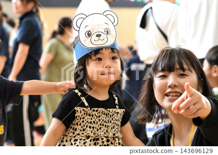 【幼兒園運動會：和媽媽一起表演】 143696129