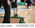 [Nursery school sports day: balance beam obstacle course] 143696136