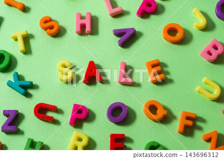 “SALE”這幾個字母 “SALE”這幾個字母 143696312