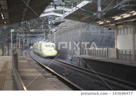 在熱海站的「黃希醫師」檢查列車 在熱海站的「黃希醫師」檢查列車 143696457