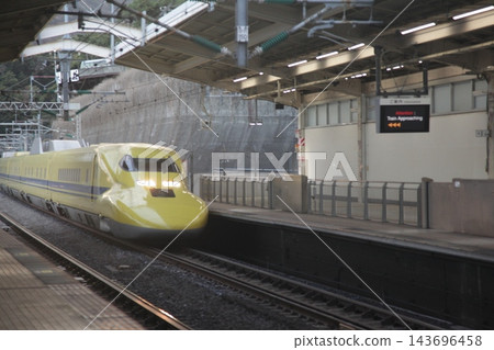 在熱海站的「黃希醫師」檢查列車 在熱海站的「黃希醫師」檢查列車 143696458