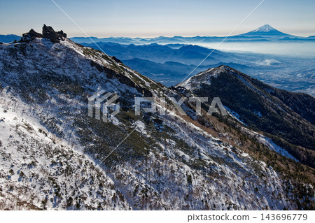 八嶽山脈的冬季，權現山、三津頭山和富士山的岩石山峰。 143696779