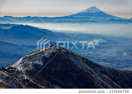 從吉博西山眺望八嶽山脈、權現山和富士山的冬季景色。 從吉博西山眺望八嶽山脈、權現山和富士山的冬季景色。 143696780