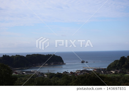 一幅描繪港口小鎮的風景畫,有雲朵、藍天、地平線、藍色的海面和海灣中的港口。 一幅描繪港口小鎮的風景畫,有雲朵、藍天、地平線、藍色的海面和海灣中的港口。 143697831
