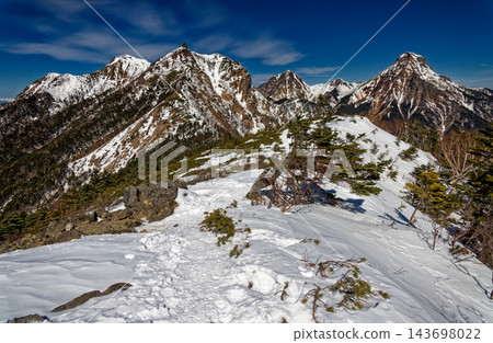 從八嶽山脈的三頭山眺望權現岳、赤岳和阿彌陀岳的冬季景色。 從八嶽山脈的三頭山眺望權現岳、赤岳和阿彌陀岳的冬季景色。 143698022