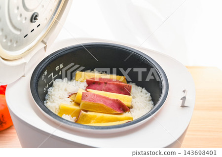 用電鍋煮地瓜飯 用電鍋煮地瓜飯 143698401