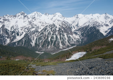 從長岳可以欣賞到全景山景,俯瞰穗高山脈和槍岳的雪峰。 從長岳可以欣賞到全景山景,俯瞰穗高山脈和槍岳的雪峰。 143699198
