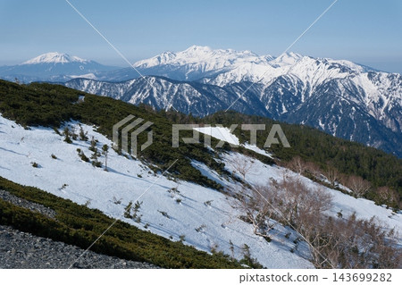 從長岳可以遠眺白雪皚皚的乘鞍岳、禦岳和燒岳，展現出春日山巒的壯麗景色。 143699282