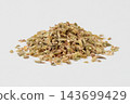 白色背景上的一小堆乾牛至香草和香料。 143699429