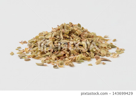 白色背景上的一小堆乾牛至香草和香料。 白色背景上的一小堆乾牛至香草和香料。 143699429