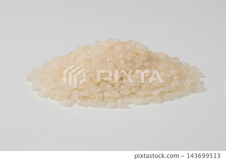 從對角線角度拍攝的一張照片,畫面中是一小堆白色米粒,背景是白色。 從對角線角度拍攝的一張照片,畫面中是一小堆白色米粒,背景是白色。 143699513