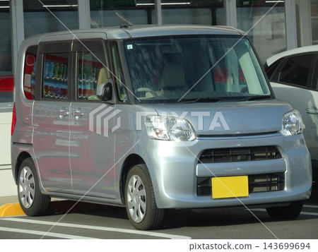 汽車停在停車場 143699694