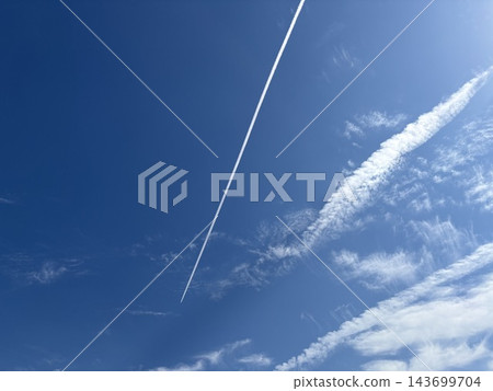 漂浮在藍天的空中云彩 漂浮在藍天的空中云彩 143699704