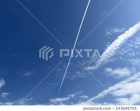 漂浮在藍天的空中云彩 143699705
