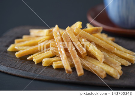 用九州新甘藷製成的甘藷(Imo-kenpi)。 用九州新甘藷製成的甘藷(Imo-kenpi)。 143700348