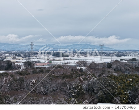 白雪皚皚的山脈和冬季鄉村 白雪皚皚的山脈和冬季鄉村 143700466
