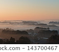 晨光灑在霧氣繚繞的鄉村景色上。 143700467