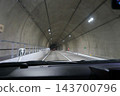 從車內拍攝的混凝土隧道內道路，隧道內設有持續照明。 143700796