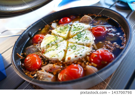 蒜蓉櫻桃番茄起司:一道用橄欖油烹調的西班牙菜餚。 蒜蓉櫻桃番茄起司:一道用橄欖油烹調的西班牙菜餚。 143700798