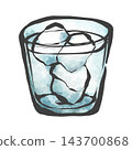 手繪風格的插圖，描繪了玻璃杯中的冰塊和一杯清澈的飲料。 143700868
