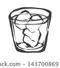 手繪風格的插圖，描繪了玻璃杯中的冰塊和一杯清澈的飲料。 143700869