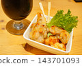 一張圖展示了佐以黑啤酒和美味烤雞的酒吧小吃。 143701093