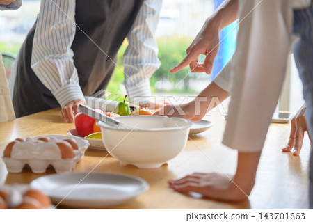 烹飪課上,人們指著食材詢問烹飪方法。 烹飪課上,人們指著食材詢問烹飪方法。 143701863