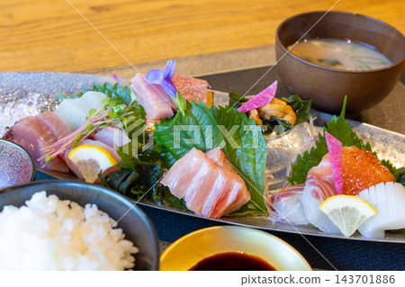 美味的生魚片套餐 美味的生魚片套餐 143701886