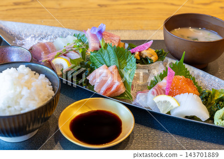 美味的生魚片套餐 美味的生魚片套餐 143701889