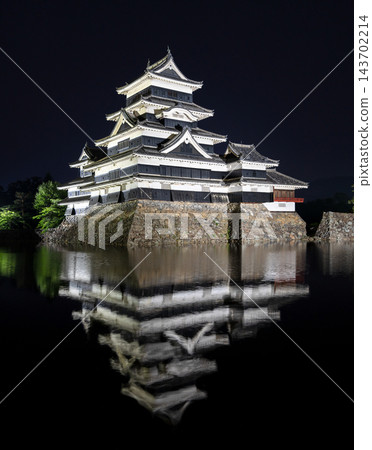 Night view of Matsumoto Castle reflecting in the water, Japan 143702214