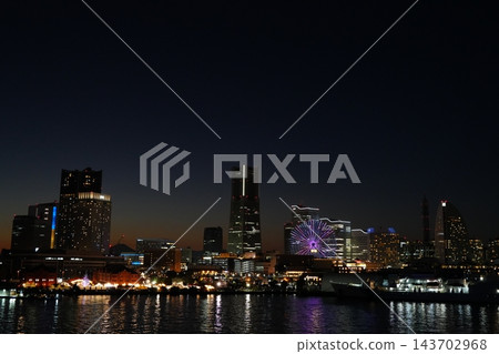 夕陽餘暉灑在港未來區的天際線上;這是橫濱的冬夜景色。 (留白) 夕陽餘暉灑在港未來區的天際線上;這是橫濱的冬夜景色。 (留白) 143702968