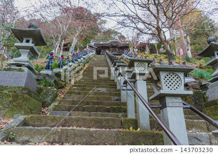 冬日的伊勢原市大山寺：寺廟內的石階上掛滿了燈籠和兒童雕像。神奈川縣伊勢原市，12月。 143703230