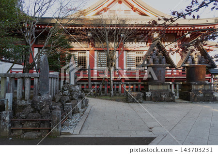 大山阿夫利神社下殿:精美的朱漆神殿和雨水收集桶,位於神奈川縣伊勢原市 大山阿夫利神社下殿:精美的朱漆神殿和雨水收集桶,位於神奈川縣伊勢原市 143703231