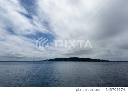 【北海道】稚內沿海的大海和廣闊的夏季雲朵的垂直構圖。 【北海道】稚內沿海的大海和廣闊的夏季雲朵的垂直構圖。 143703674