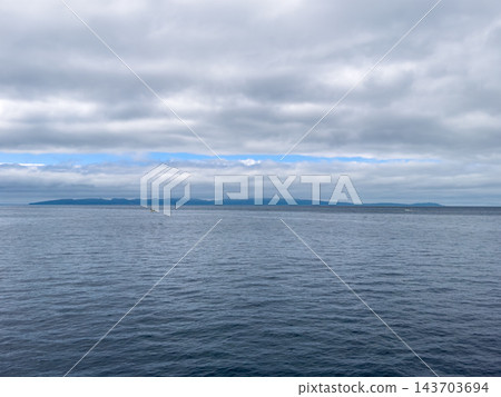 【北海道】漂浮在日本海中的禮文島輪廓和一艘小漁船 【北海道】漂浮在日本海中的禮文島輪廓和一艘小漁船 143703694