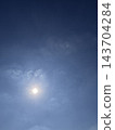 陽光燦爛，藍天白雲。 143704284