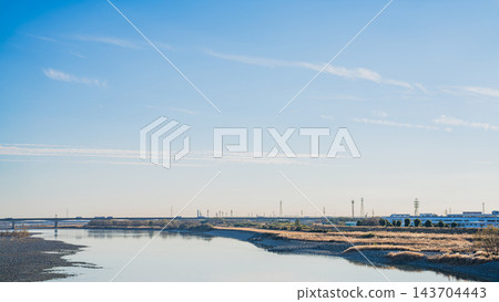 從磐田市眺望天龍川的壯麗景色和蔚藍天空。 16:9(留白可放置網頁標題)(靜岡縣) 從磐田市眺望天龍川的壯麗景色和蔚藍天空。 16:9(留白可放置網頁標題)(靜岡縣) 143704443