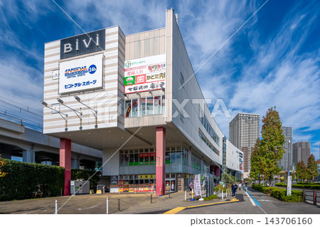 日本,東京,BiVi 南千住:藍天下,南千住站前的十字路口購物中心和街景。 日本,東京,BiVi 南千住:藍天下,南千住站前的十字路口購物中心和街景。 143706160