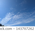 漂浮在藍天上的雲彩 143707262