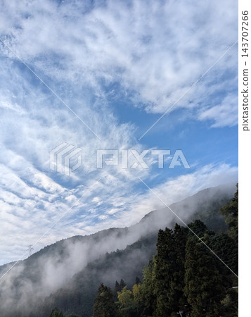 一座雲在山上 一座雲在山上 143707266