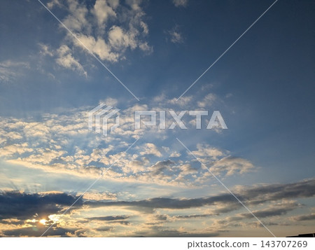 多雲的早晨 多雲的早晨 143707269