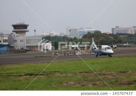 飛機與控制塔(東京調布機場) 飛機與控制塔(東京調布機場) 143707437