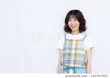 一個圍裙的女人 143707454